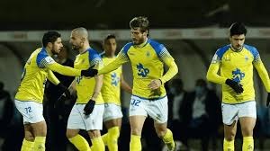 铃木一朗在比赛中对球具的极致爱护，展现了其对棒球运动的敬畏之心